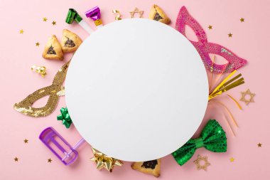 Purim 'i üçgen kurabiyelerin en üst görüntüsüyle kutlayın, Davut sembolleri, maskeler, papyon ve yılanbalığı, artı konfeti ve ses çıkaran otlakçılar, hepsi yumuşak pembe arka planda, metin için daire şeklinde dizilmiş.