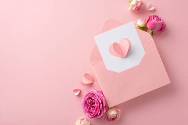 8 Mart 'ta karşılama düzenlemesi. Açık zarf fotoğrafı, hassas tebrik kartı, güzel kağıt kalpler ve soluk pembe yüzeye serilmiş güller, mesaj ve reklamlar için boş alan ile dizayn edilmiş.