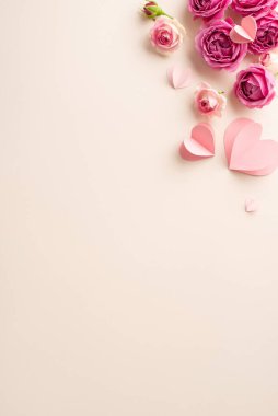 8 Mart 'ı selamlayın. Hafifsiklet kağıt kalplerin büyüleyici dikey görüntüsüyle ve nötr bej temele yayılmış canlı güllerle, stratejik olarak kişisel mesaj veya reklam için boşluk bırakarak.