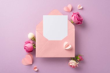 8 Mart için. Üst görüntü içeriğiyle birlikte duyguları açığa çıkaran bir zarf yakalıyor. Kağıt kalpler ve genç güller bastırılmış leylak tuval üzerinde çiçek açıyor. Metin veya reklam için açık alan bırakıyor.