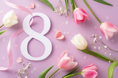 Kadınlar günü teması. 8 Mart tarihinin en iyi görüntüsü, canlı laleler ve bebeğin nefesi çiçek açıyor, konfeti ve kalpler yumuşak mor bir fon üzerinde