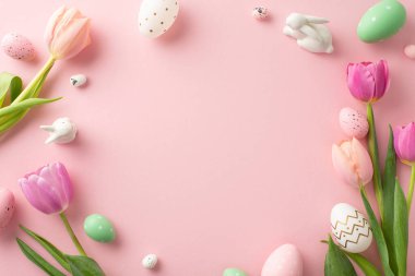 Bahar Sükuneti: Renkli yumurtalar, seramik tavşanlar ve yumuşatıcı pastel arka planda serpilmiş laleler. Boş çerçeve metin veya tanıtım iletiniz için hazır
