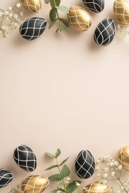 Paskalya lüks tasarımı: savurgan siyah ve altın yumurtaların dikey üst görünümü, organik okaliptüs dalları, hassas gypìila, soluk bej bir tuval üzerinde düzenlenmiş, yazı veya reklam için geniş bir alan