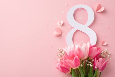 Kadınlar Günü 'nü Gözlem. Yukarıdan bakıldığında, 8 numaraya bakın, laleler için cömert bir düzenleme artı çingene, konfeti ve kalpler sessiz pembe bir ayar üzerinde, sizin kopyanız için bir yer.