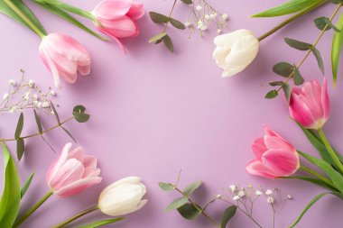 Kadınlar Günü tasarımı. Üst görüntüde okaliptüs, laleler ve bebek nefesi var. Sessizleştirilmiş mor arka planda, mesajlaşma için yer var.