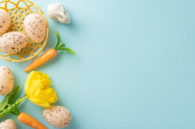 Taze Paskalya görünüşü. Sandıktaki yumurtaların en üst görüntüsü, tavşancık için havuç, ve lale kelimelerle ya da terfilerle dolu canlı mavi bir arkaplanda düzenlenmiş.