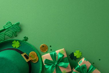 Üzerinde yonca, sihirbaz şapkası, hazine sikkeleri, şenlik kutuları, gözlük gözlüğü, konfeti bulunan yeşil yüzeyde yazılar için yer olan büyüleyici St. Patrick kompozisyonu.