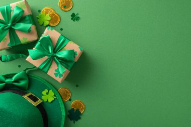 Yeşil bir yüzey üzerinde sihirli St. Patrick düzeneği, yonca taşları, leprikon bir şapka, altın sikkeler, hediyeler, papyon ve simler yer bırakarak yazı için yer bırakarak,