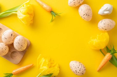 Mutlu Paskalyalar. Tahta bir tutacakta yumurtaların en üst görüntüsü, tavşanın atıştırmalıkları, ve ışık saçan sarı bir zemin üzerinde laleler içeriğiniz için yer var.