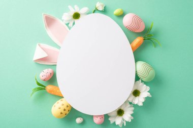 Paskalya yeniliği: Gökkuşağı yumurtalarının genel görünümü, tavşan kulakları, tavşancık gibi havuçlar ve turkuaz rengi papatyalar, yazmak ya da reklam yapmak için yumurta şeklinde bir boşluk.