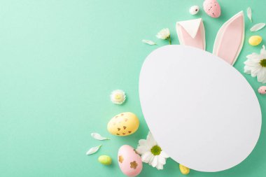 Tatil yaratıcılığı teması: canlı yumurtaların üst görüntüsü, ve deniz mavisi bir tuval üzerinde papatya çiçekleri, boş yumurta şeklindeki bir yuvanın arkasına sıkıştırılmış sevimli tavşan kulakları kopya veya reklamlar için