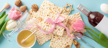 Fısıh Bayramı sofrası. Matza 'nın üst görüntüsü. Kurdele, kırmızı şarap, ceviz, haşlanmış yumurta, bal, Davut yıldızı, şarap kadehi, fındıkkıran, laleler.