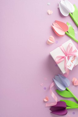 Anneler günü sürprizi. Origami lalelerinin üst görüntüsü, üzerinde kurdele olan hediye kutusu ve bir notta 