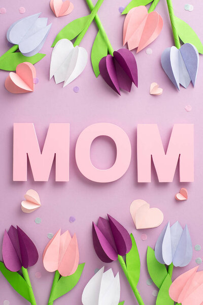 Празднование Дня матери бумага искусства: Вертикальный вид вертикальное фото оригами тюльпаны, большая надпись "МАМА", тонкие сердца, и тонкие конфетти над мягкой фиолетовой настройки, с зоной для надписи