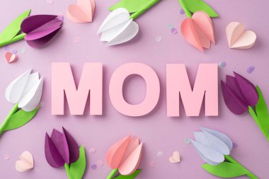 Anneler Günü el sanatları sunumu: Kağıt lalelerin üst görünümü, geniş 