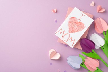 DIY Anneler Günü konsepti: origami lalelerinin üst görünümü, kartpostala elle çizilmiş 