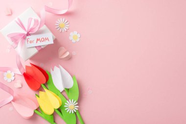 DIY Anneler Günü konsepti, kağıt lalelerin en iyi görüntüsü, papatya çiçekleri, 