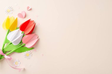 Sanatsal Anneler Günü dileği: Mesajınız için açık bir alana sahip sessiz bej arka planda origami laleleri, papatyalar ve hassas kağıt kalpler içeren üst görünüm