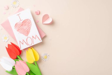 Anneme olan sevgimden yaptım. Kağıt işçiliği lalelerin genel görünümü, genç el yazısı, kalp şekilleri ve özel metin için alanı olan pastel bej tuval üzerinde ince konfeti.