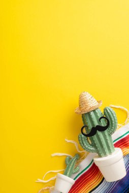 Cinco de Mayo için kutlama sahnesi. Temalı aksesuarların dikey fotoğrafı: bıyıklı neşeli sombrero kaktüsü, sarı tabanlı çok renkli serape, metin için boş alan