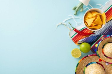 Tepeden tırnağa Cinco de Mayo 'nun temel özelliklerini gösteriyor: şapkalar, saksı kaktüsleri, canlı seraplar, kireç, baharatlı biberler ve nachos, hepsi kelimelerle süslü mavi bir yüzeyde dizilmiş.