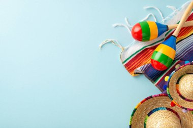 Cinco de Mayo temalı ve festival malzemelerinin genel teması: sombreros, maracas, renkli serape, yumuşak mavi bir zemin üzerinde, metin için boşluk