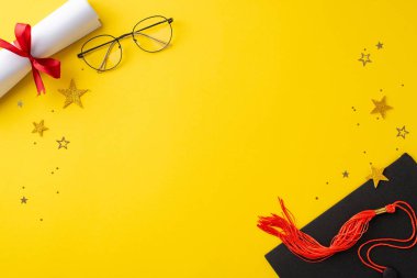 Kilometre taşı ayarı. Mezuniyet şapkası, sarılı diploma, kurdele, gözlük ve parlak konfetileri canlı sarı bir arkaplanda gösterme perspektifi, kişiselleştirilmiş metin için yer bırakması