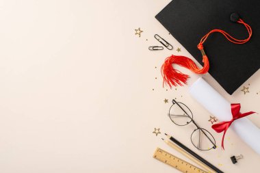 Havan topu, diploma, gözlük ve parlak konfetilerin başlıca görüntüsüyle başarıyı selamlayın, özel selamlamanız veya tanıtım içeriğiniz için yer sağlayın.