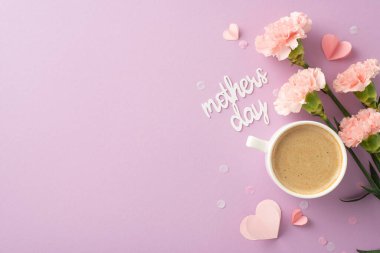 Anneler Günü stil tasarımı: americano 'nun üst görünüm fotoğrafı, taze çiçekler, içten bir not, minyatür kalpler, ve konfeti yumuşak bir leylak tuval üzerinde, mesaj veya promosyon için boş alan bırakarak