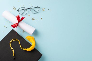 Eğitim kilometre taşı: Akademik başlık, diploma, kurdele, gözlük, parıldayan yıldız şeklindeki konfetiler yumuşak mavi tabanda, reklam için alan
