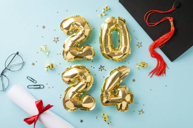 2024 altın balon, mezuniyet şapkası, diploma, kırtasiye malzemesi, açık mavi arka plan özellikleri ve konfetisi ile övünen göz alıcı üst düzey kompozisyon, mezuniyet temalı veya eğitici promosyonlar için mükemmel