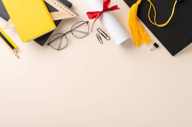 Mezuniyet şapkası, sarılı diploma, kırtasiye malzemeleri, kitaplar, cetvel, kalemler, pastel bir arka planda duran gözlüklerle başarıyı kutlayın. Mesajlar ya da reklamlar için mükemmel