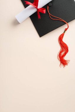 Havan panosunu gösteren düz bir üst görünüm kompozisyonu ile başarıyı kutlayın ve diplomayı pastel bir arka plana doğru yuvarlayın, selamlama metniniz veya pazarlama mesajınız için yer açın