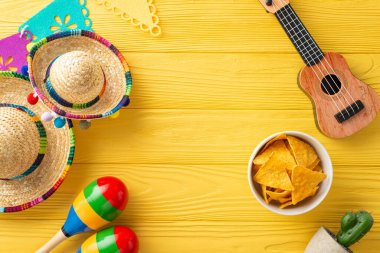 Cinco de Mayo ruhunu yakalayın: Sombreros, vihuela, marakas, kaktüs, bayrak çelengi, güneşli sarı arka planda nachos. Şenlikli mesajlaşma için ideal