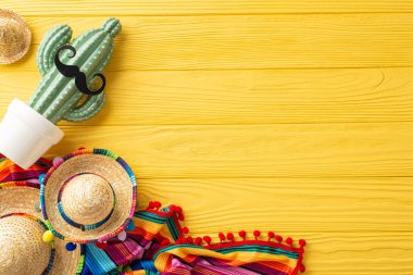 Cinco de Mayo temalı üst görüş düzeni: sombreros, bıyıklı komik kaktüs, ve sarı zeminde serape. Etkinlik promosyonları için mükemmel