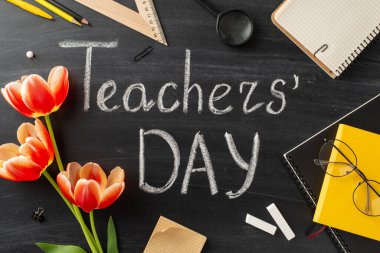 Mark Öğretmenler Günü 'nde bu yaratıcı düzenle. Tebeşirle yazılmış 