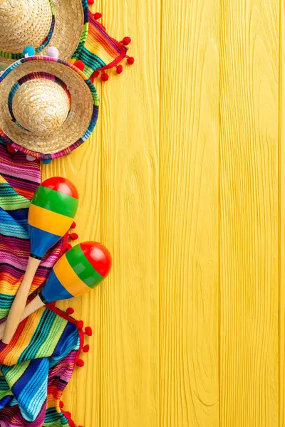 다채로운 Cinco Mayo Sombreros와 Maracas의 활기찬 Serape는 노란색 책상을 장식합니다 로열티 프리 스톡 이미지