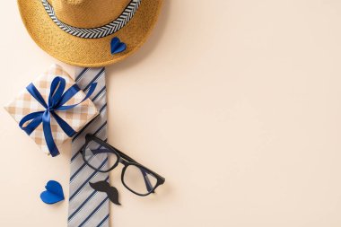 Babamı etkileyici bir kıyafetle kutlayın: Hasır şapka, şık kravat, hediye kutusu, gözlük, bıyık ve yumuşak bej arka planda kağıt kalpler. Gönülden dileklerini ya da terfilerini ifade etmek için mükemmel.