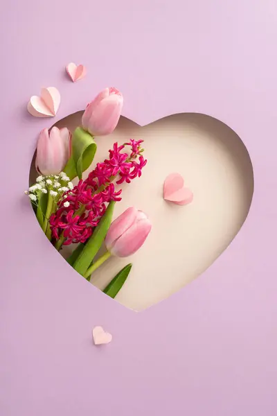 Muttertagsschönheit Vertikale Draufsicht Auf Frische Tulpen Hyazinthen Zigeunerblumen Und Papierherzen lizenzfreie Stockbilder
