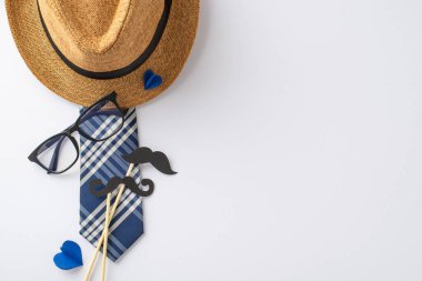 Babamı kutlamaya hazır mısın? Hasır şapka, sofistike kravat, gözlük, bıyık aksesuarları ve beyaz arka plana karşı kağıt kalpler.