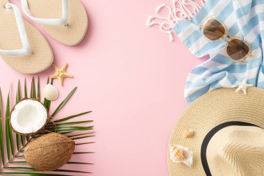 Pembe arka planda parmak arası terlik, güneş gözlüğü, hasır şapka ve hindistan cevizi de dahil olmak üzere bir sürü yaz tatili eşyası.