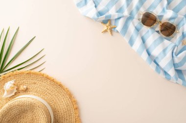 Güneşli gün gereksinimleri: Hasır şapka, güneş gözlüğü, plaj battaniyesi, palmiye yaprağı, deniz kabuğu ve kumlu bir zeminde yıldız balığı manzarası, yaz mesajınız veya promosyonunuz için mükemmel.