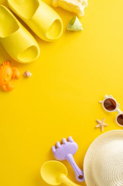 Sarı terlikler, güneş şapkası, güneş gözlüğü ve oyuncaklar da dahil olmak üzere renkli yaz plaj aksesuarları vejetaryen, canlı sarı bir arka planda ustalıkla düzenlenmiştir.