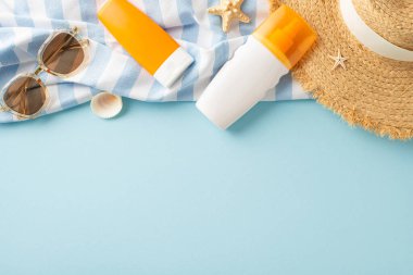 Etiketsiz SPF şişeleri, güneş şapkası, güneş gözlükleri, battaniye ve plaj aksesuarları, pastel mavisi, güneş koruma ve hidrasyon faydalarını vurguluyor