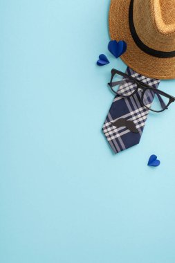 Mark 'ın özel günü, saman şapka, sofistike kravat, gözlük, bıyık, yumuşak mavi arkaplanda kalpler, mesajlarınız ve terfileriniz için mükemmel olan yürek ısıtan dikey sahne.