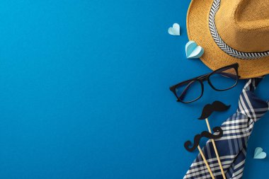 Babalar Günü 'nde hasır şapka, zarif kravat, gözlük, bıyık aksesuarları ve mavi arka planda kağıt kalpler temasını kutluyoruz. Gönüllü mesajlar ya da reklam içeriği için geniş bir alan