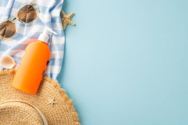Etiketsiz SPF ürünü, hasır şapka, güneş gözlüğü, plaj battaniyesi, deniz kabuğu, pastel mavisi deniz yıldızı. UV koruma ve nemlendirme kavramı metin veya reklam için boşluk