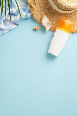 SPF losyonu, güneş şapkası, plaj battaniyesi deniz kabukları, deniz yıldızı ve pastel mavisi üzerinde palmiye yaprağı. Metin veya reklam için boş alanı olan dikey üst görünüm, UV koruma kavramı