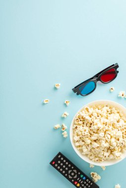 TV uygulaması üzerinden ev sinema galalarına dalın. Patlamış mısırın dikey görüntüsü, 3D gözlükler, çevrimiçi izleme için uzaktan kumanda, pastel mavisi ile ayarlanmış, reklamlar için mükemmel.