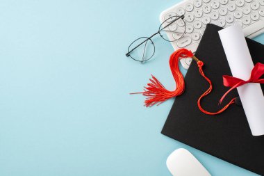 Mezuniyet şapkasının yanında kırmızı kurdele, beyaz klavye ve mavi arka planda gözlük takan bir diploma, akademik başarıyı ve çevrimiçi eğitimi simgeliyor.